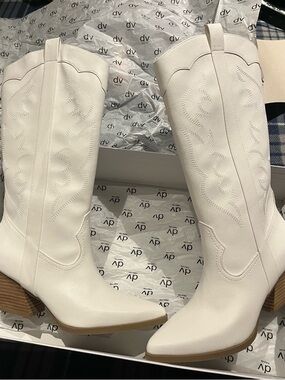 Dolce Vita Kindred Off White Boots 8.5 ( original box cover torn).